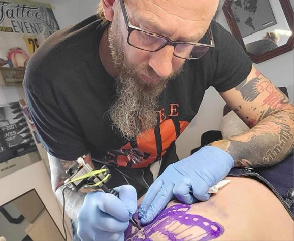 Greg, tatouaeur chez Diamond Sparrow Tattoo